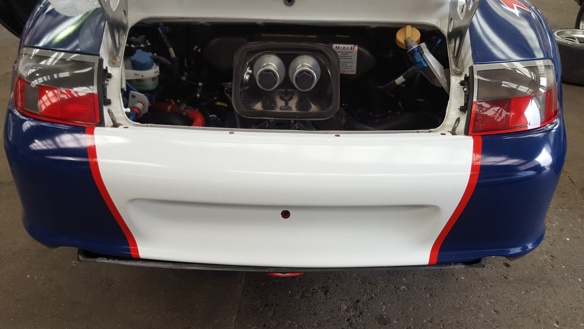 Porsche racecar 115347 16 9 2k